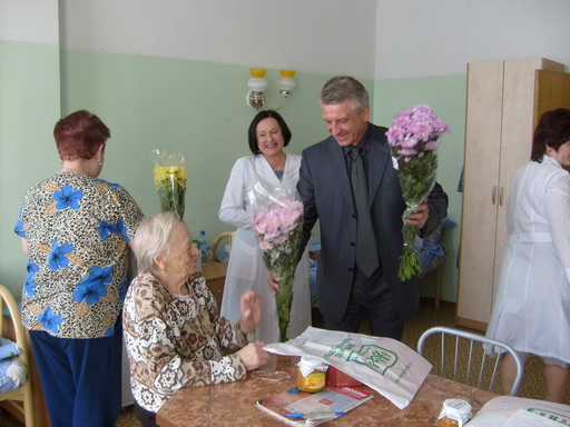 Начальник отдела по работе с ветеранами и инвалидами мэрии г.Новосибирска Э.Ю.Рева и главный врач госпиталя ветеранов войн №3 Е.О.Пластинина вручают поздравительные комплекты ветеранам ВОВ в госпитале №3