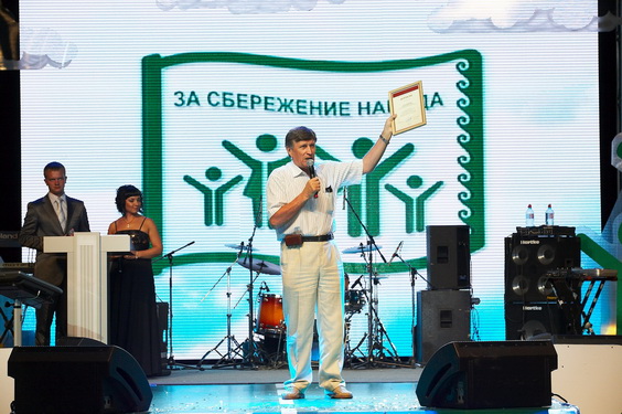 Заместитель Главы города Красноярска, руководитель департамента социальной политики, доктор экономических наук, профессор В. В. Куимов вручает А. Б. Красильникову Диплом Администрации Красноярска