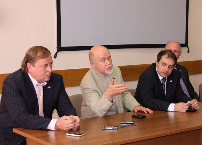 Слева направо: А. Б. Красильников, С. И. Колесников, С. Е. Осипов, Л. В. Архипенко