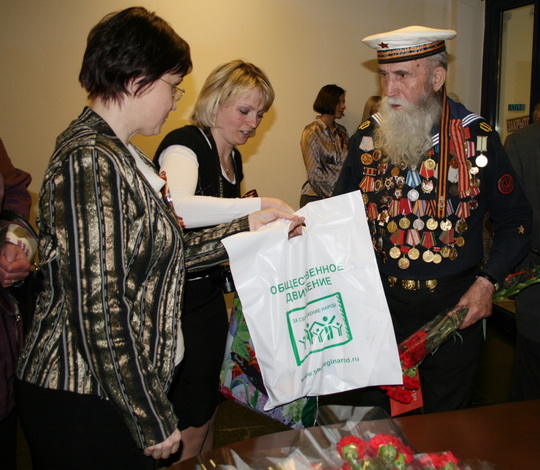 Ирина Соловьева поздравляет с Днем Победы ветерана-краснофлотца.